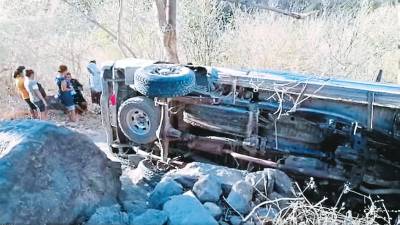 Accidente. Las víctimas mortales quedaron cerca del bus en que se transportaban.