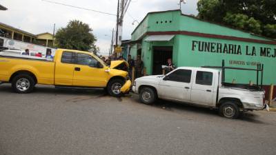 Los carros involucrados en el accidente quedaron de frente en la acera de una funeraria en el barrio Medina.