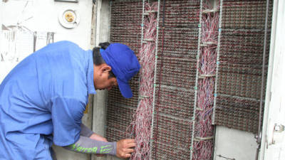 Los técnicos de Hondutel trabajaron en la conexión de las líneas.