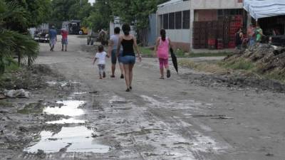 La calle principal de la Felipe Zelaya es la más transitada y está muy descuidada