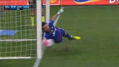Juventus' Italian goalkeeper Gianluigi Buffon (L) argues with the referee during the UEFA Champions League quarter-final second leg football match between Real Madrid CF and Juventus FC at the Santiago Bernabeu stadium in Madrid on April 11, 2018. / AFP PHOTO / OSCAR DEL POZO