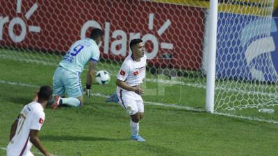 Michaell Chirinos marcó uno de los goles en la paliza del Olimpia ante Motagua.
