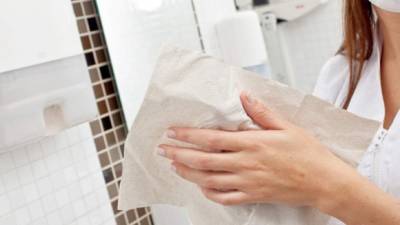Estudios muestran que es mejor secarse las manos con papel.