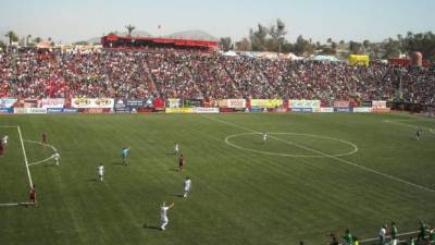 Las canchas de pasto sintético día a día se usan más.