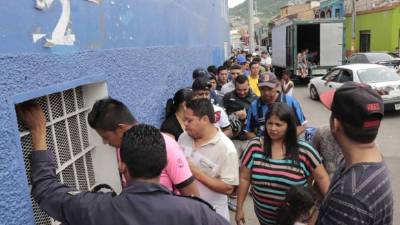 Los aficionados tuvieron que hacer filas para poder adquirir sus entradas.