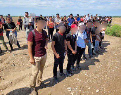 Hallan a dos niños hondureños abandonados en frontera