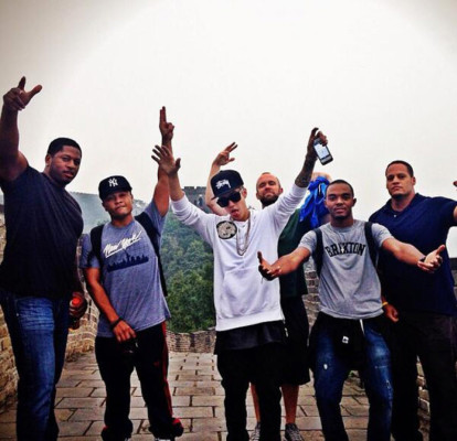 Guardaespaldas cargan a Justin Bieber para recorrer Muralla China
