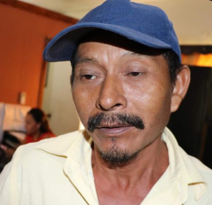 Guatemala recoge basura que contamina las playas