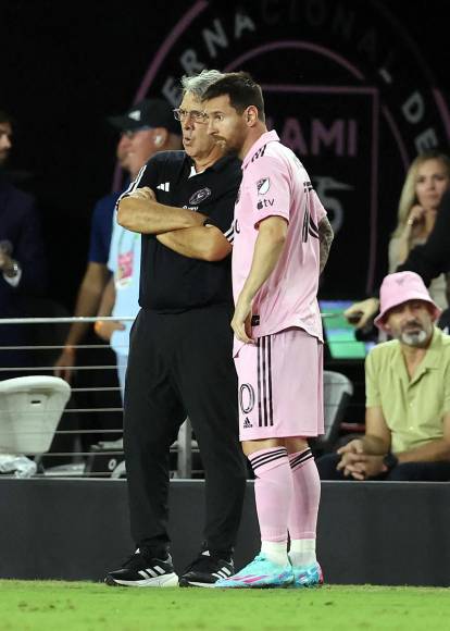 Messi recibiendo indicaciones de Gerardo ‘Tata’ Martino antes de entrar a la cancha en el segundo tiempo.