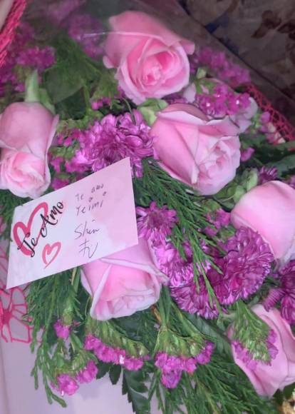 El influencer, Shin Fujiyama le entregó un hermoso y frondoso ramo de rosas rosadas a asu novia Yeimi Licona.