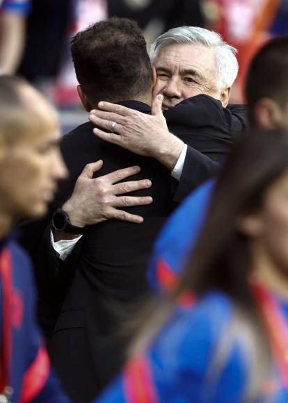 Polémica pancarta contra Real Madrid, imagen lamentable en el Wanda, gesto de Simeone con Ancelotti y risas madridistas