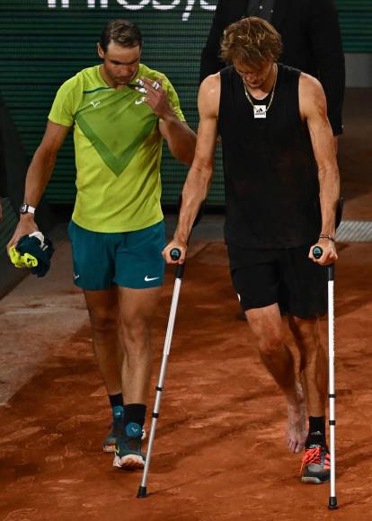 Alexander Zverev volvió a la pista en muletas, acompañado de Rafa Nadal.