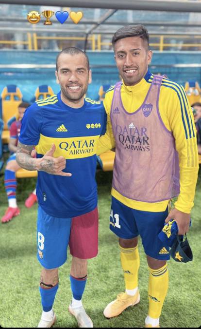 Rodrigo Montes, mediocampista de Boca, también aprovechó para sacarse una foto con Dani Alves.