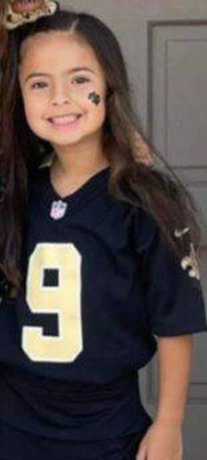 También visitaron la casa de la madre de Bella alrededor de las 8:30 a. m. como parte de la búsqueda. Fue entonces cuando se descubrió el cubo en el patio delantero, según Lopinto.