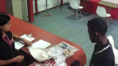 Sujeto asalta restaurante después de comer en Roatán