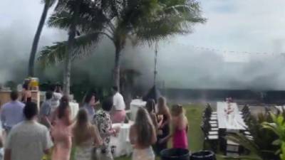 Una ola arrasó un banquete de bodas en el Hulihe’e Palace de Kailua-Kona.