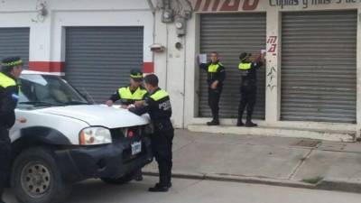 Elementos de la Policía Municipal ejecutan el operativo de cierre de negocios morosos y sin permiso de operación. La ciudadanía está acudiendo a pagar con la amnistía.