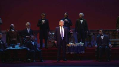 La figura de Trump se encuentra junto al expresidente Abraham Lincoln y, como él, se dirige a los asistentes de esta atracción del parque temático.EFE/Disney