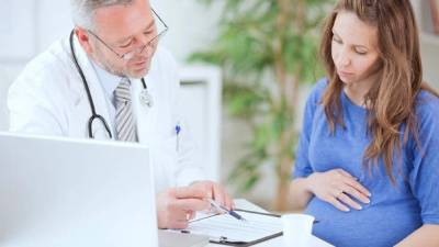 Los bebés demsiado grandes puede complicar el parto y hacer que sea necesaria una cesárea. Y tienen el riesgo de tener los niveles de glucosa o azúcar en sangre muy bajos.