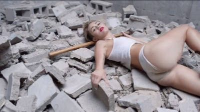 Tras la polémica que desató por su actuación en los MTV Video Music Awards, la actriz y cantante es blanco de críticas ahora por su nuevo video Wrecking Ball, en el que no deja nada a la imaginación.