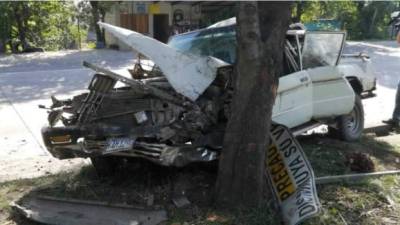 El vehículo presentó considerables daños materiales.