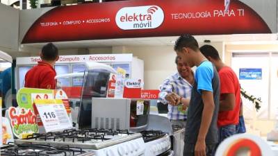 Miles de sampedranos visitan a diario las tiendas de Elektra.