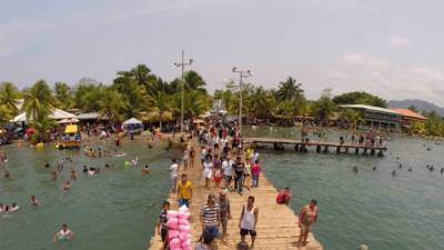 Bañar, tomar el sol y dar un paseo es ideal en las playas del municipio de Omoa. Ayer centenares llegaron de diversas ciudades del país.