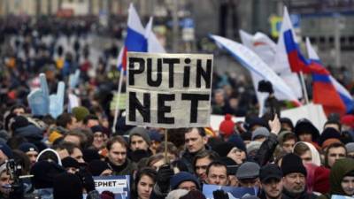 Miles de rusos saieron a las calles a protestar contra la ley de desconexión de Internet.
