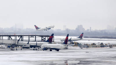 Un avión de la aerolínea Delta sufrió un percance al “patinar” cuando salía de la pista de aterrizaje; sin embargo, ninguno de los ocupantes salió lesionado.
