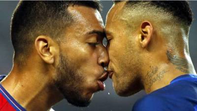 Otro rifirrafe del brasileño Neymar, esta vez con el portugués Rubén Vezo del Granada.