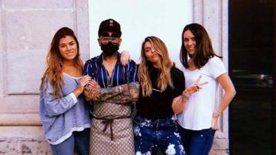 Sofía Castro y Paulina Peña invitaron al tatuador de las estrellas, Jon Boy, a Los Pinos./Foto: Instagram.