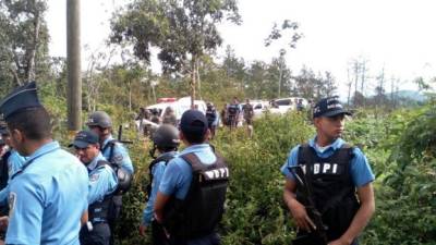 El contingente de miembros de la Policía Nacional y Policía Militar efectuó el desalojo del terreno en forma pacífica.