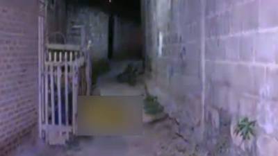 El cuerpo de la mujer quedó tirado en el callejón.