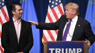 El presidente Donald Trump y su hijo mayor durante un acto de campaña.