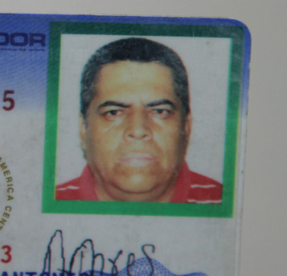 Desde camioneta acribillan a vendedor de carros y a su cliente