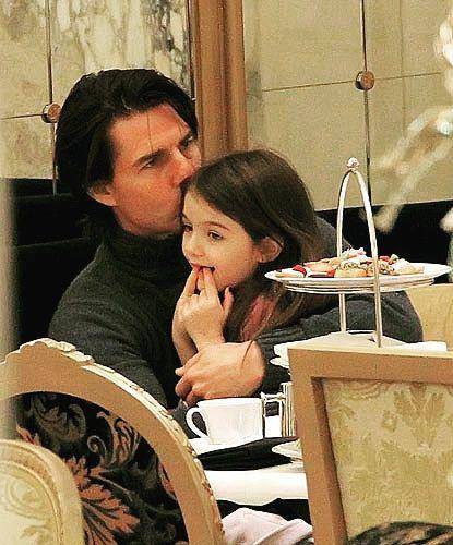  En ese momento se informó de que Katie Holmes no estaba de acuerdo en criar a su hija en la Cienciología, una doctrina religiosa que profesaba Cruise y que quería que siguieran sus hijos. Su decisión de abandonar esta religión hizo que la relación de Tom y Suri se volviera prácticamente inexistente. 