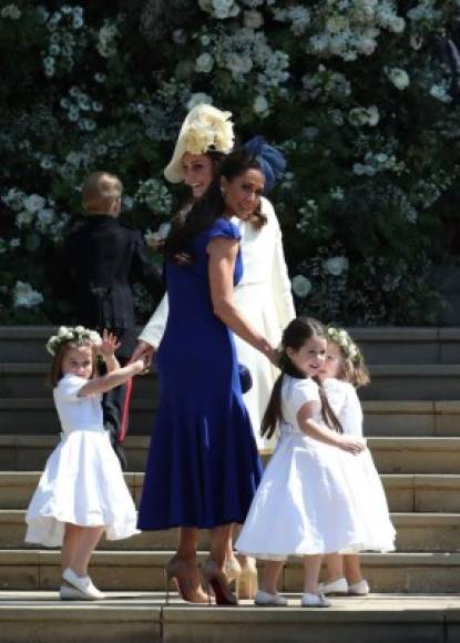 Los pequeños de Kate, George y Charlotte fueron pajes en la boda de su tío Harry.<br/><br/>La duquesa de Cambridge estuvo con la amiga de Meghan, Jessica Mulroney, organizando a las damitas antes de su entrada a la iglesia.