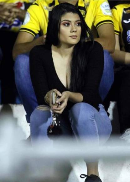 Una guapa aficionada en las gradas del estadio Morazán viendo el clásico sampedrano.