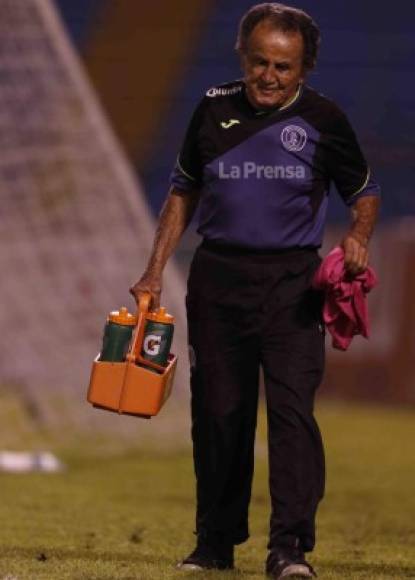 'Ñel' Vega, el kinesiólogo más experimentado del fútbol hondureño, con más de 80 años de edad y sigue fiel al Motagua.