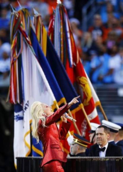 Junto a Lady Gaga, además, estuvo presente la actriz Marlee Matlin, quien por tercera vez estuvo encargada de interpretar el himno en lenguaje de señas.