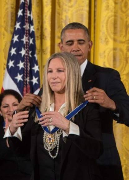 Además, en 2015 fue galardonada con la Medalla de la Libertad por parte del expresidente Barack Obama, en honor a una carrera llena de joyas como 'Woman In Love, 'A Star Is Born', 'You Don't Bring Me Flowers' y 'No More Tears'.<br/>