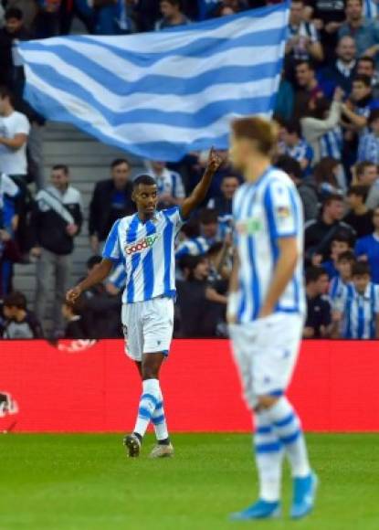 El sueco Alexander Isak le dio el empate 2-2 a la Real Sociedad contra el Barcelona y así celebró su gol.