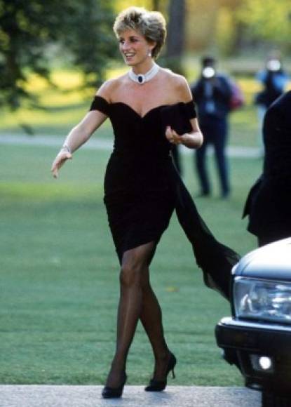 10. Ella entendió el poder de la moda.<br/><br/>En 1994, mientras se transmitía un documental sobre la infidelidad del príncipe Carlos, la princesa Diana se puso un minivestido para una cena benéfica. Al día siguiente, ella robó los titulares de los periódicos con su mirada confiada, ¡una que ciertamente rompió el código de vestimenta de la reina!.<br/><br/><br/>