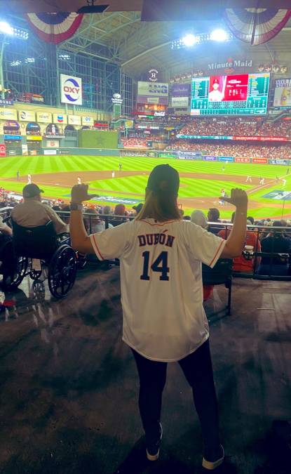 La linda Jenny Fernández presumió en sus redes sociales la camiseta de los Astros de Houston con el nombre de Mauricio Dubón en su espalda.