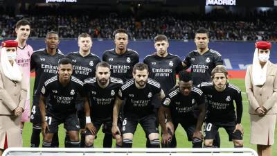 El Real Madrid y su 11 titular que fue goleado 4-0 por el Barcelona. Foto EFE.