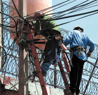 Arriesgan sus vidas al trabajar en las alturas