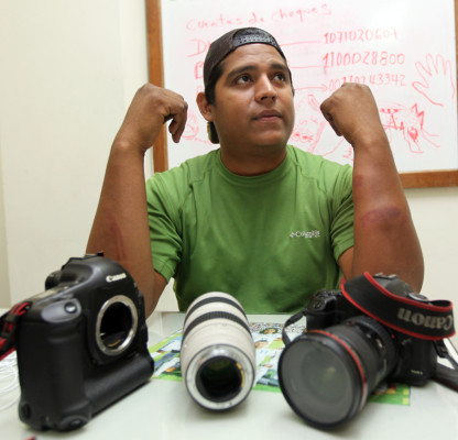Guardias golpean a reportero gráfico