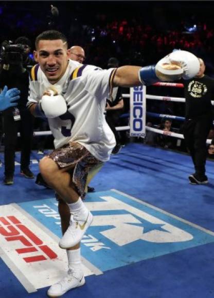 Teófimo López celebrando su victoria contra Richard Commey.