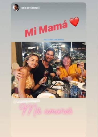 En algún punto del viaje el par estuvo acompañado por la madre de Rulli, con quien disfrutaron en el restaurante Chiringuito El Madero en Estepona, Málaga.