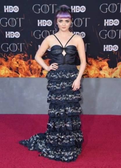 Arya Stark, encarnada por Maisie Williams, fue una de las más aclamadas en la alfombra roja de Juego de Tronos.<br/><br/>Los seguidores van a tener productos de sobra con los que alimentar su fanatismo mientras repasan el complicado argumento del programa antes de la emisión del primer capítulo de la octava temporada el próximo 14 de abril, ya que varias compañías se han subido al tren de 'Game of Thrones'.